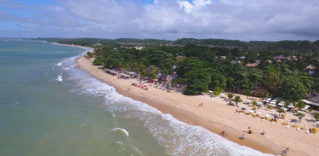 Praia de Taperapuã: Guia Completo da Praia Mais Famosa de Porto Seguro