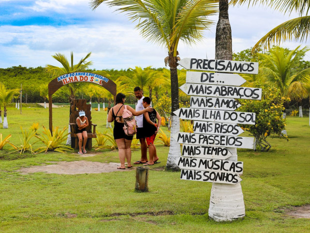 Recepção da Ilha do Sol no passeio de chalana em Cabrália