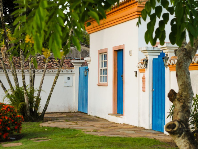 Casario colonial branco e azul na Cidade Histórica de Porto Seguro