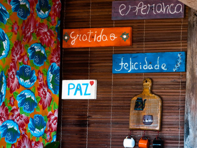 Plaquinhas rústicas em restaurante da vila de Santo André