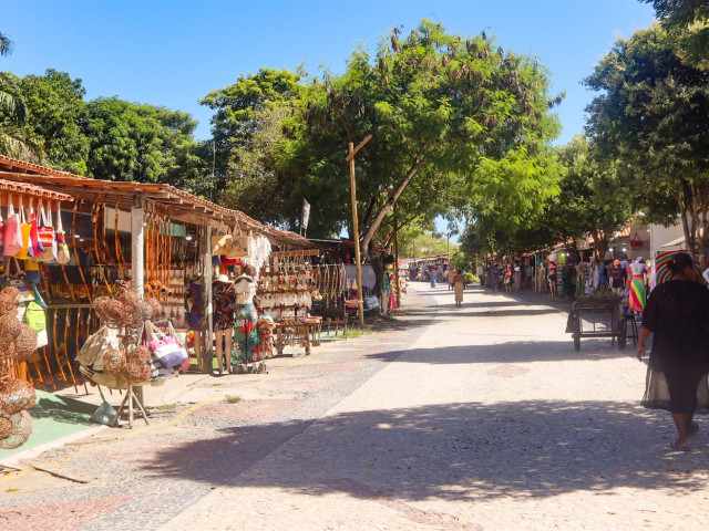 Calçadão de artesanato Pataxó em Coroa Vermelha