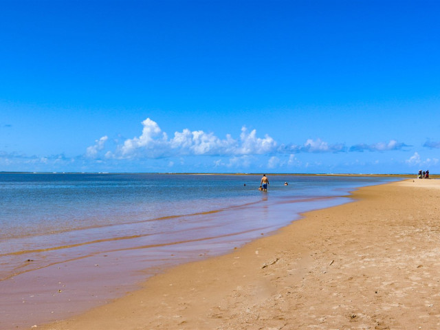 Banco de areia da coroa na maré baixa em Coroa Vermelha
