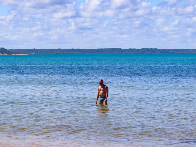 Mar calmo e raso da praia de Coroa Vermelha