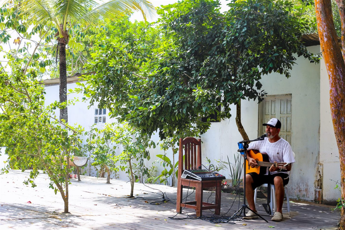Música ao vivo na parada da Ilha do Sol durante o passeio de chalana