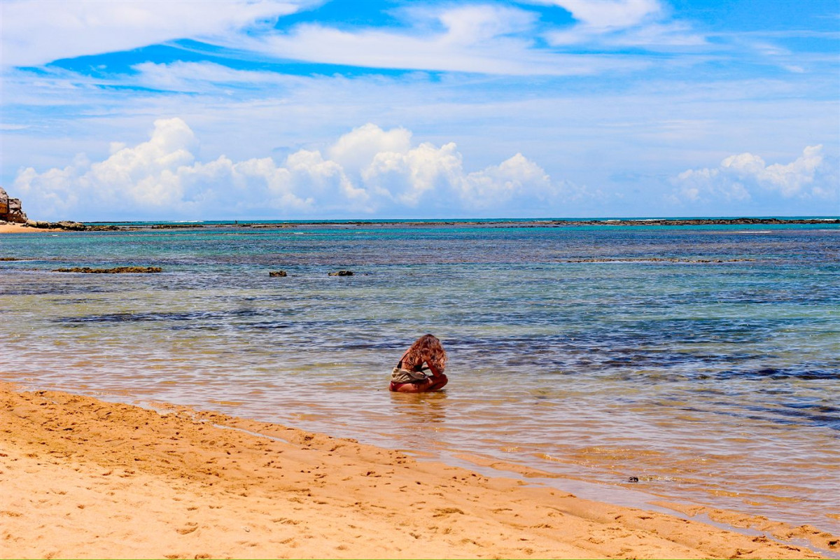Recifes e mar esverdeado na Praia do Espelho