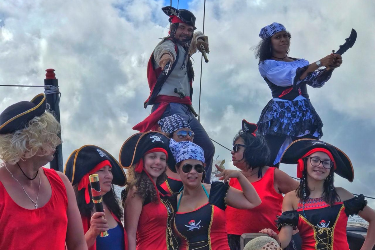 Família fantasiada na brincadeira do barco pirata