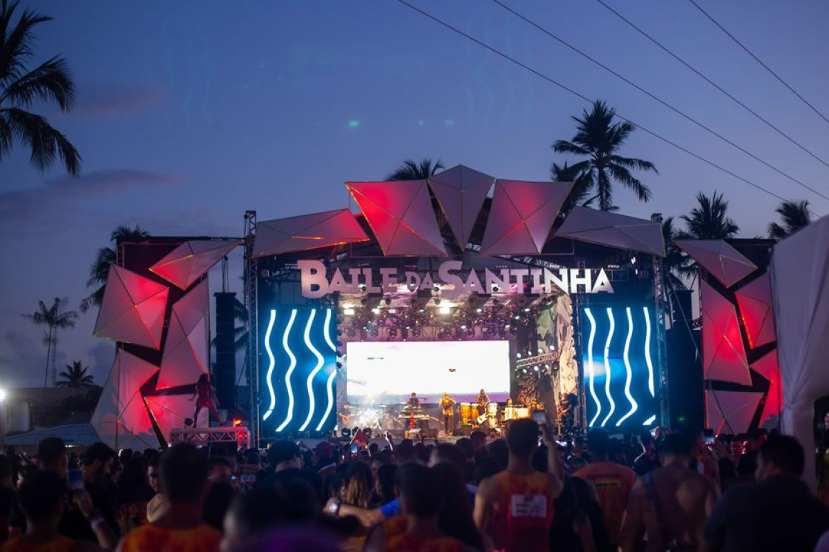 Palco de show noturno na arena de praia em Taperapuã