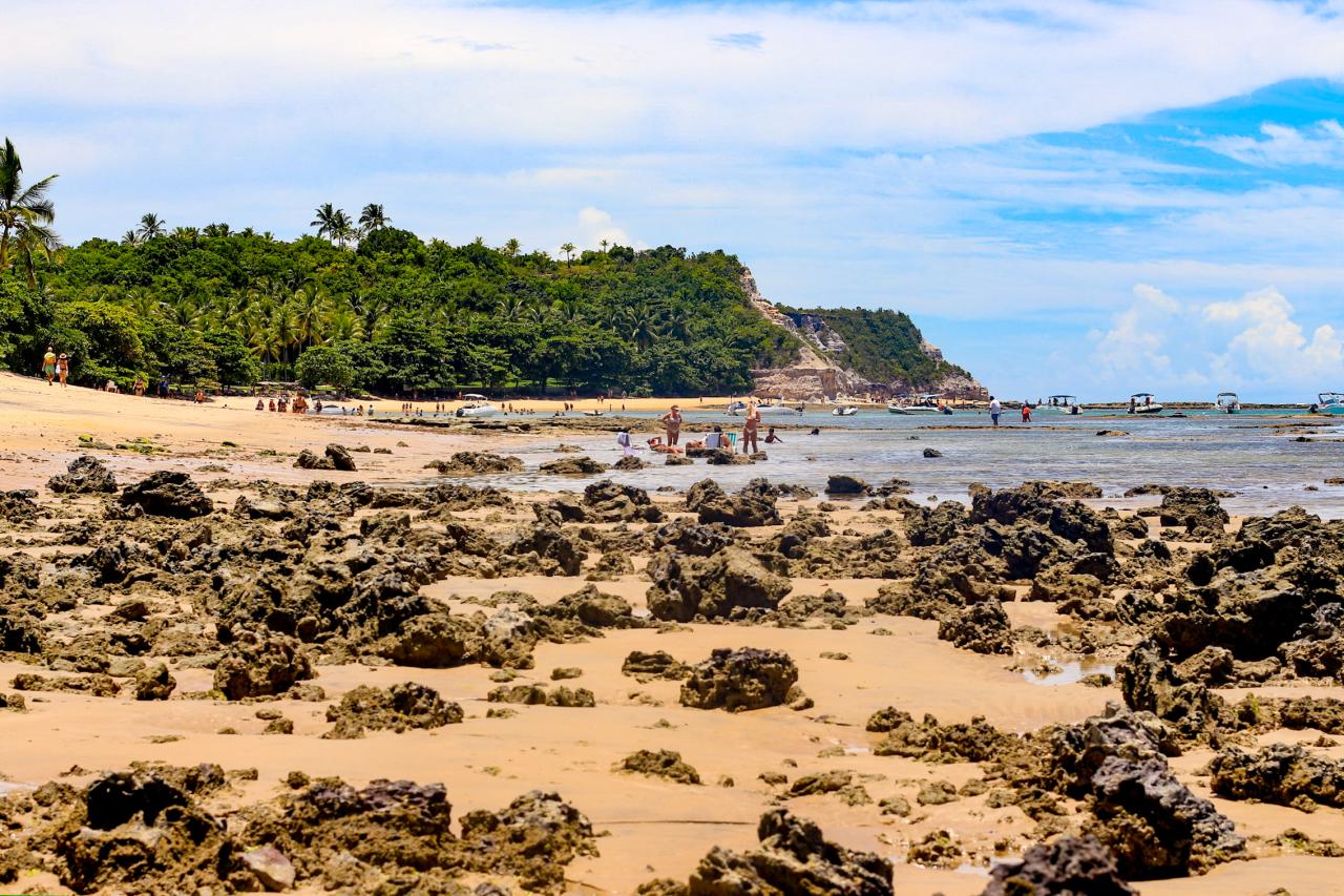 Vista aérea da orla de Porto Seguro com mar azul e barcos, Costa do Descobrimento, Bahia