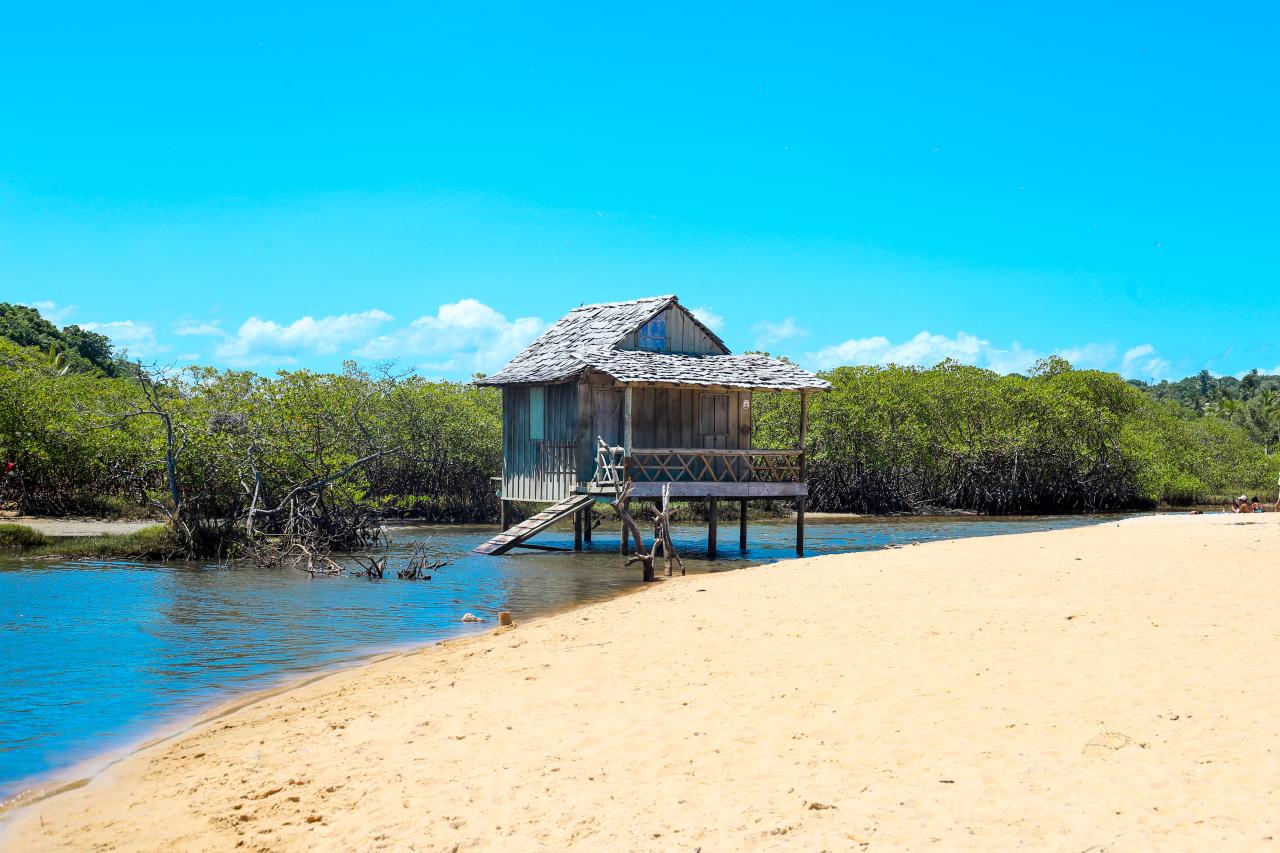 Quadrado de Trancoso com casinhas coloridas e Igreja de São João Batista ao fundo, Bahia