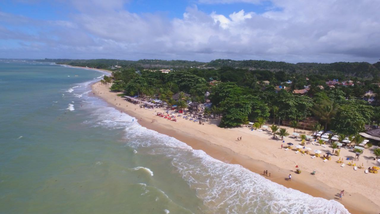 Barracas de praia e mar calmo na Praia de Taperapuã, orla norte de Porto Seguro, Bahia