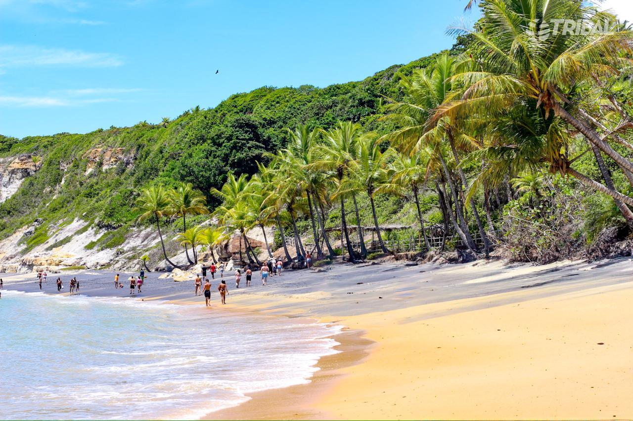 Piscinas naturais cristalinas da Praia do Espelho entre falésias brancas, Bahia