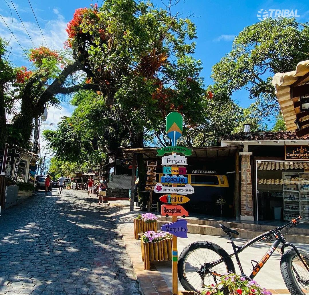 Falésias coloridas e mar azul da Praia de Pitinga em Arraial d