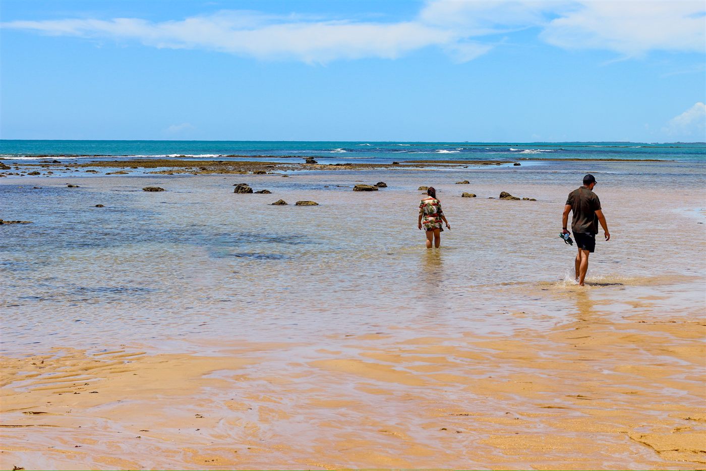 Piscinas naturais entre os recifes na maré baixa da Praia do Espelho