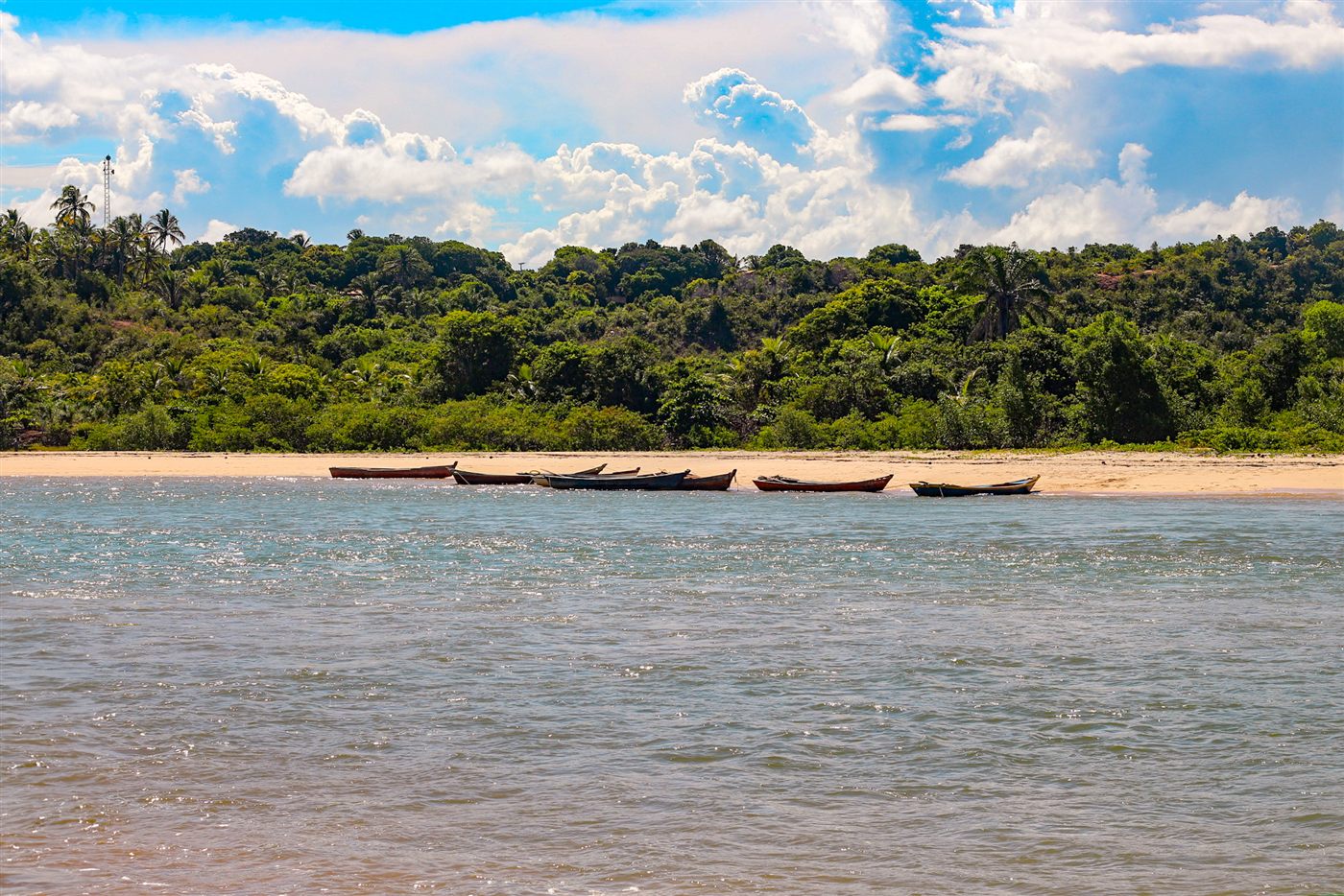 Canoas na margem do Rio Caraíva com a vila ao fundo