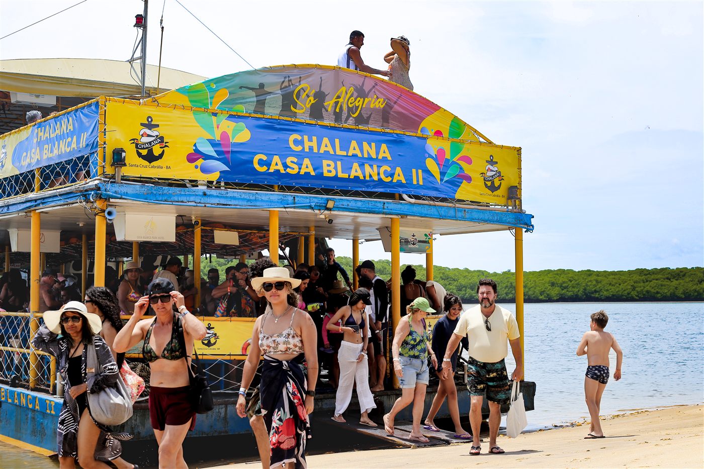 Chalana Casa Blanca II com turistas em Santa Cruz Cabrália
