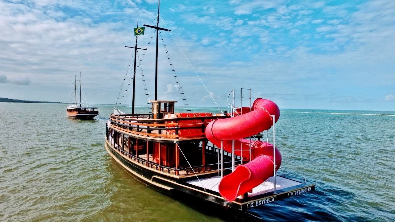 Barco pirata navegando no mar de Porto Seguro