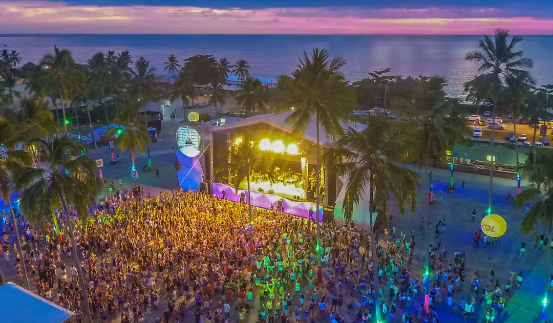 Arena de praia em Taperapuã ao entardecer com o mar ao fundo