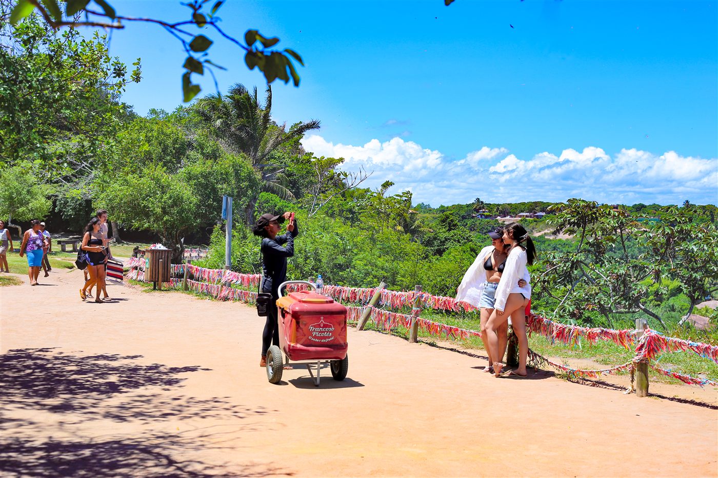 Caminho de acesso à praia em Trancoso com fitinhas coloridas
