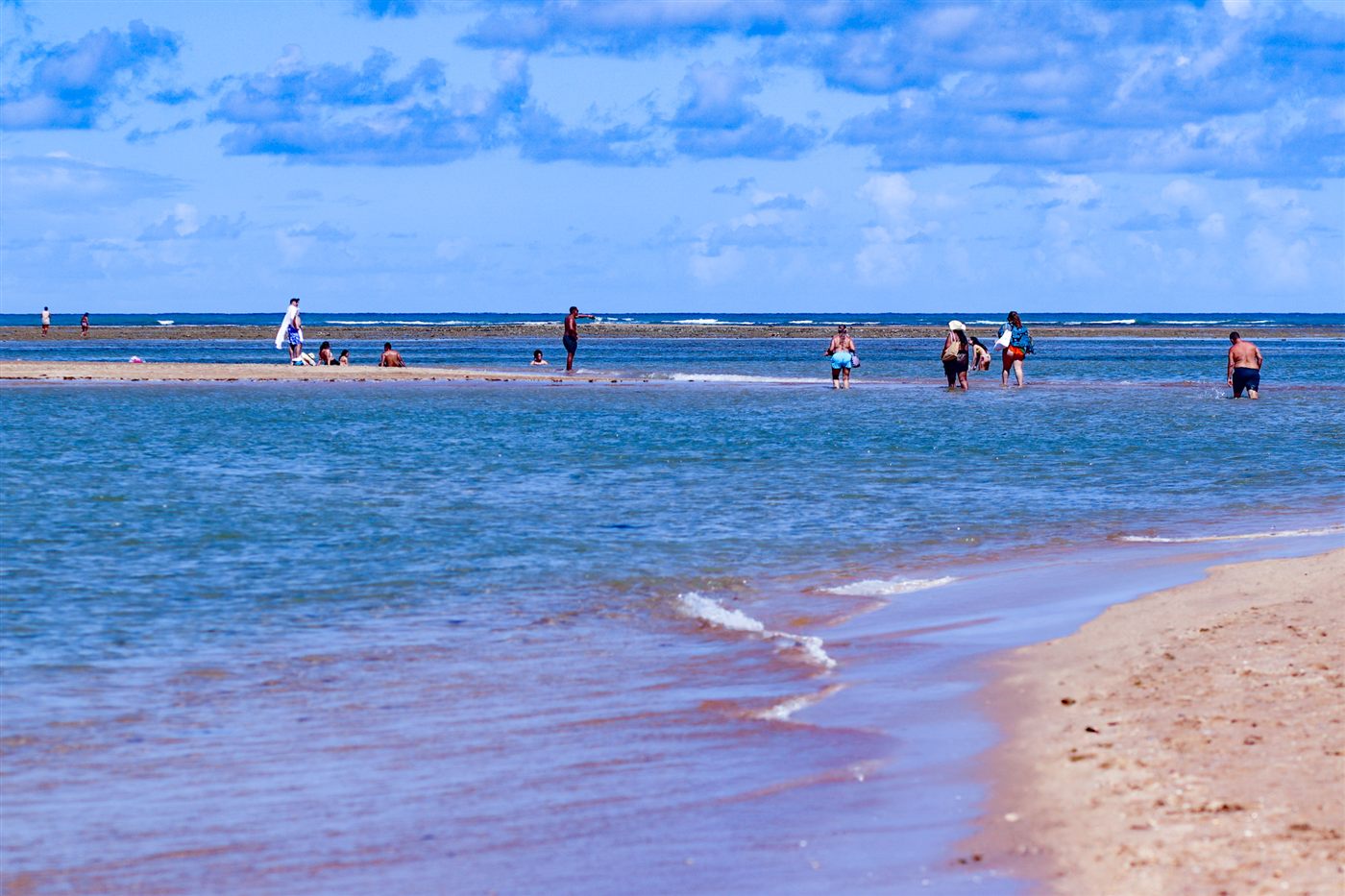 Piscinas naturais na maré baixa na região de Porto Seguro