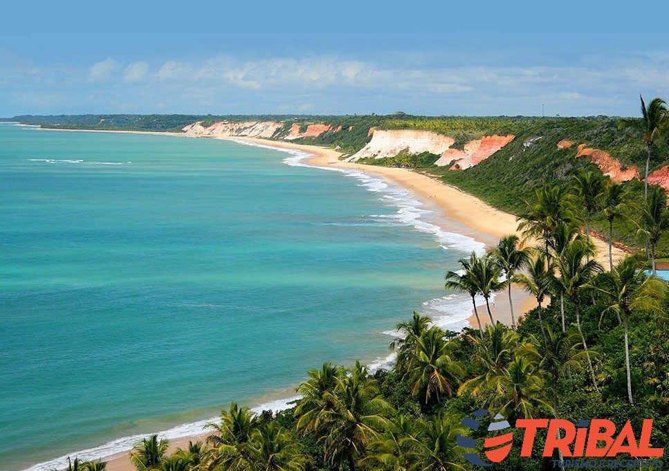 Falésias e mar turquesa na costa entre Arraial d