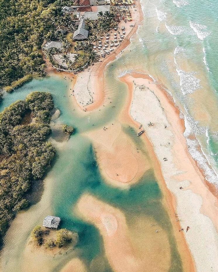 Vista aérea da foz do rio na Praia dos Nativos em Trancoso