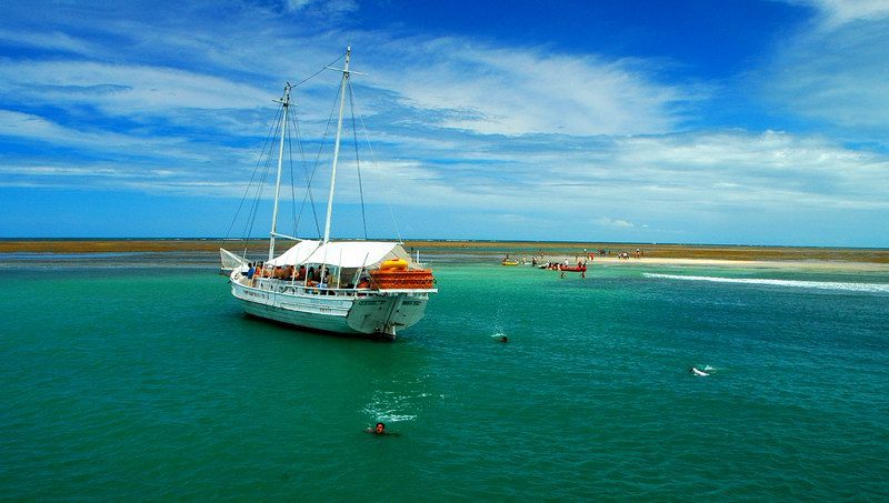 Escuna de passeio navegando no mar aberto da costa de Porto Seguro