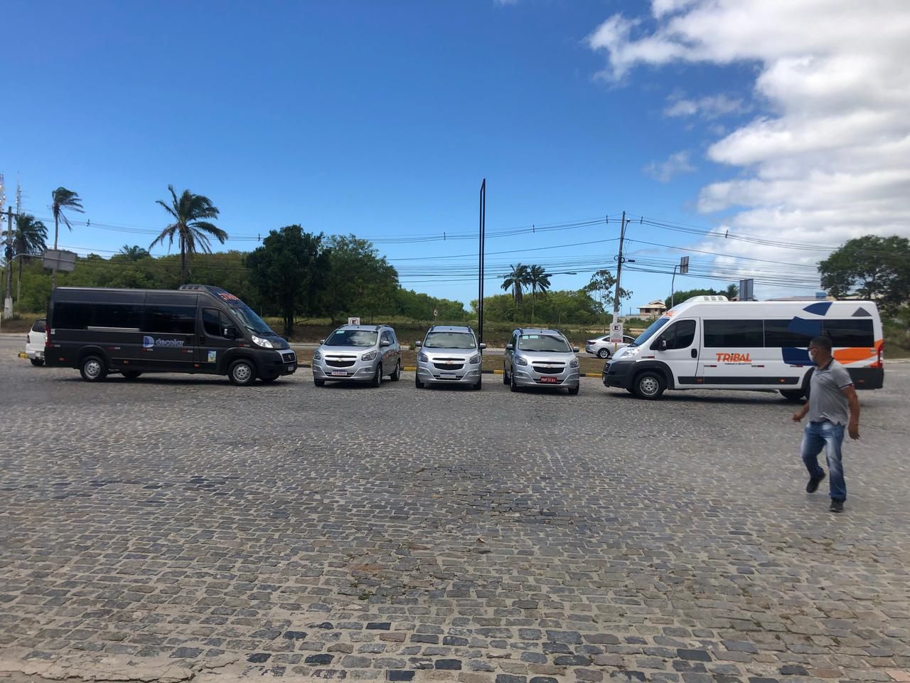 Frota de vans e carros de transfer da Tribal Turismo em Porto Seguro