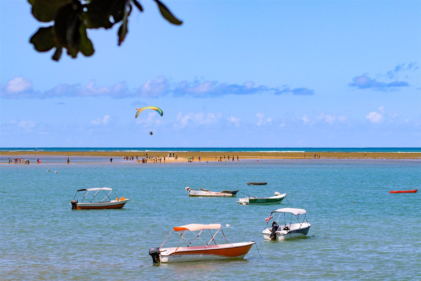 Barcos e o banco de areia da coroa na maré baixa em Coroa Vermelha, Santa Cruz Cabrália