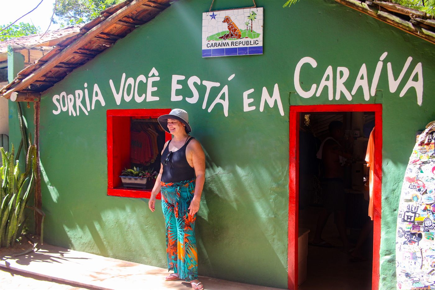 Fachada charmosa de hospedagem em vilarejo da região de Porto Seguro