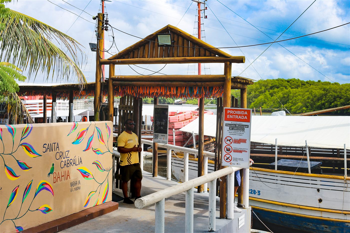Portal de embarque com letreiro de Santa Cruz Cabrália no píer do rio