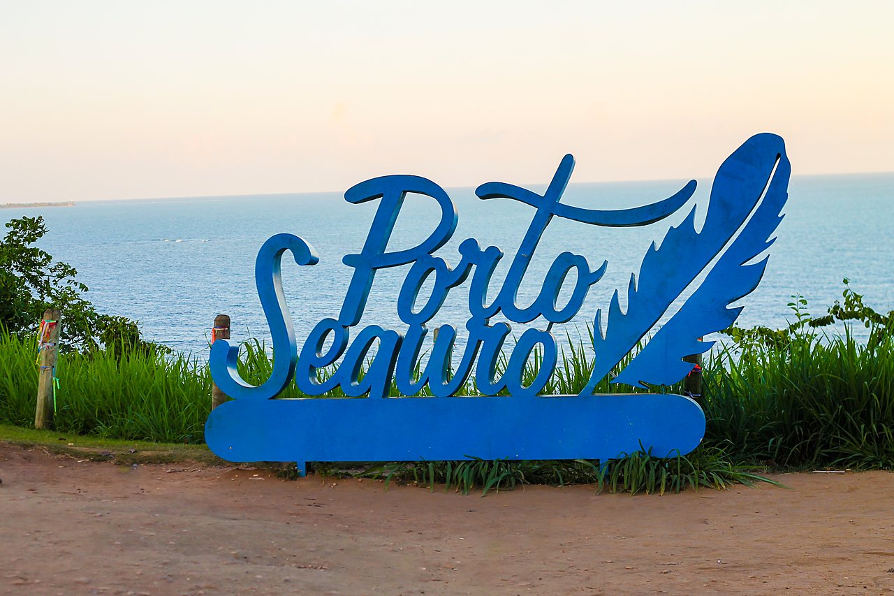 Letreiro turistico de Porto Seguro a beira-mar, na Costa do Descobrimento